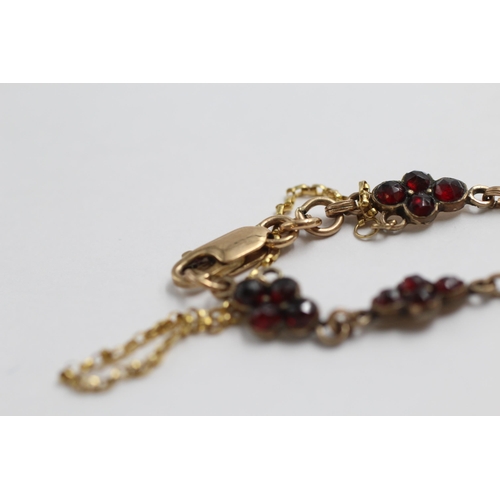 61 - 9ct Gold & Gilt Antique Garnet Floral Cluster Panel Bracelet (5.2g)