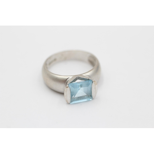 78 - 18ct White Gold Blue Topaz Single Stone Ring (5.8g) size  M