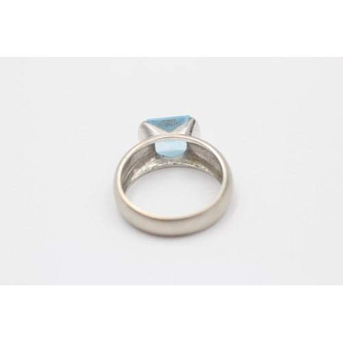 78 - 18ct White Gold Blue Topaz Single Stone Ring (5.8g) size  M