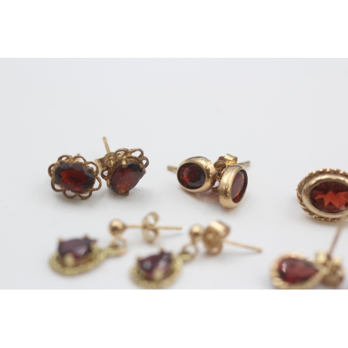 103 - 5 X 9ct Gold Garnet Earrings (4.3g)