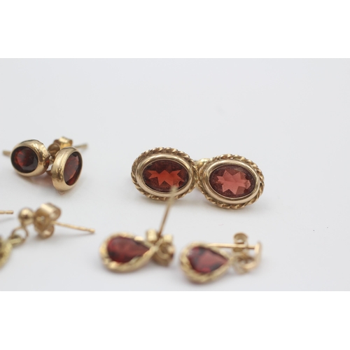 103 - 5 X 9ct Gold Garnet Earrings (4.3g)