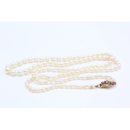 11 - 9ct Gold Garnet Clasp Cultured Pearl Single Strand Necklace (20.8g)