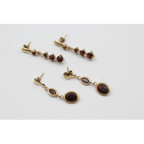 111 - 2 X 9ct Gold Garnet Drop Earrings (3.3g)