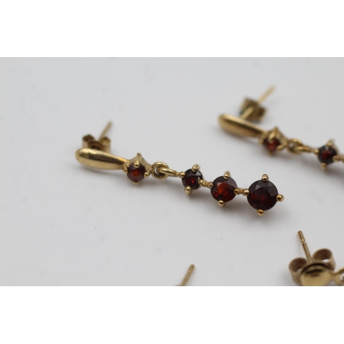 111 - 2 X 9ct Gold Garnet Drop Earrings (3.3g)