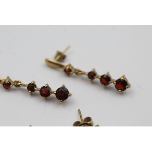 111 - 2 X 9ct Gold Garnet Drop Earrings (3.3g)