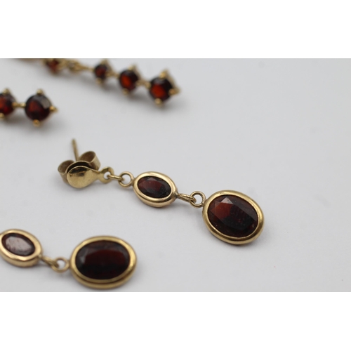 111 - 2 X 9ct Gold Garnet Drop Earrings (3.3g)