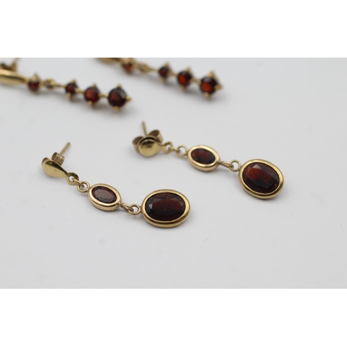 111 - 2 X 9ct Gold Garnet Drop Earrings (3.3g)