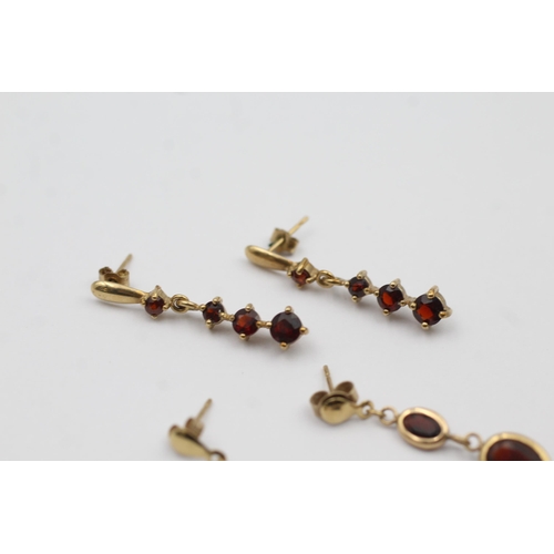 111 - 2 X 9ct Gold Garnet Drop Earrings (3.3g)