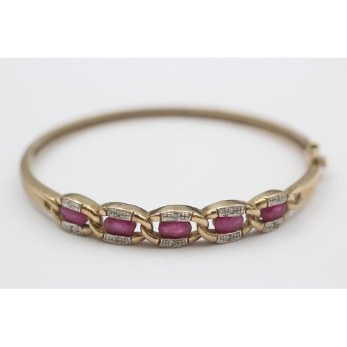 113 - 9ct Gold Diamond & Synthetic Ruby Interlocking Hinged Bangle (11.7g)