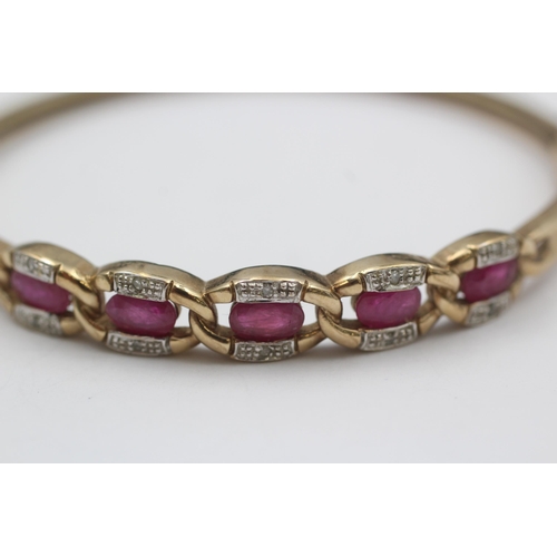 113 - 9ct Gold Diamond & Synthetic Ruby Interlocking Hinged Bangle (11.7g)