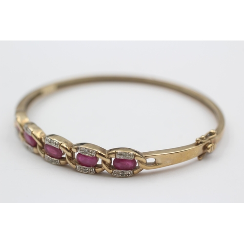 113 - 9ct Gold Diamond & Synthetic Ruby Interlocking Hinged Bangle (11.7g)