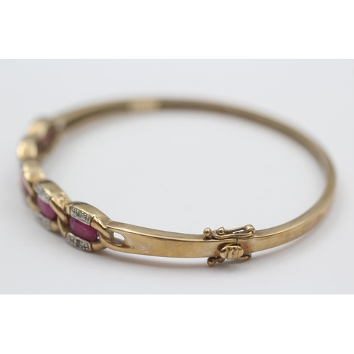 113 - 9ct Gold Diamond & Synthetic Ruby Interlocking Hinged Bangle (11.7g)