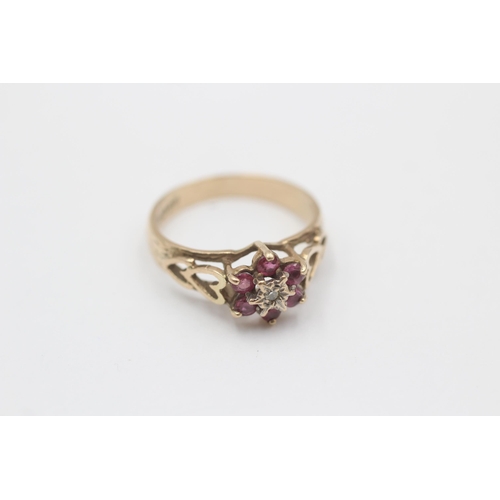 121 - 9ct Gold Diamond & Ruby Floral Cluster Ring (2.6g) size M