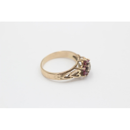 121 - 9ct Gold Diamond & Ruby Floral Cluster Ring (2.6g) size M