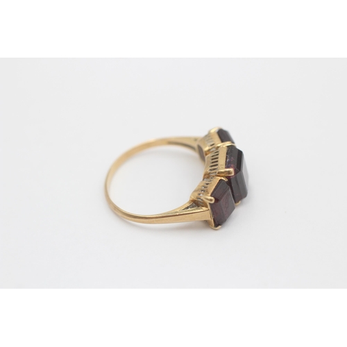 41 - 18ct Gold Garnet Three Stone Ring (3.3g) size L1/2