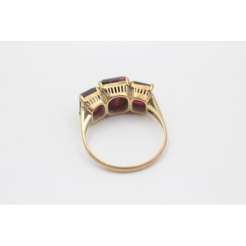 41 - 18ct Gold Garnet Three Stone Ring (3.3g) size L1/2