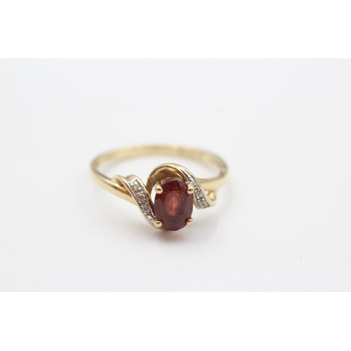 81 - 9ct Gold Garnet & White Gemstone Dress Ring (2.2g) size O