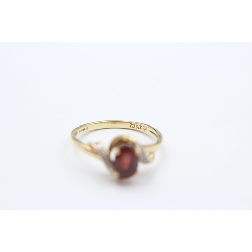 81 - 9ct Gold Garnet & White Gemstone Dress Ring (2.2g) size O