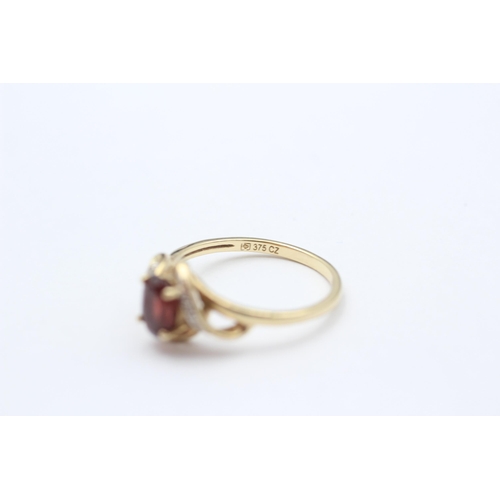 81 - 9ct Gold Garnet & White Gemstone Dress Ring (2.2g) size O