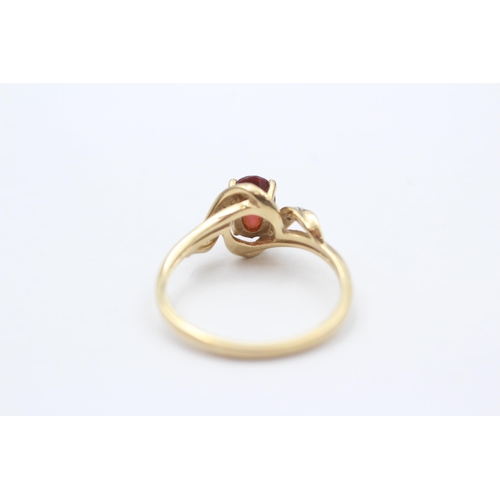 81 - 9ct Gold Garnet & White Gemstone Dress Ring (2.2g) size O