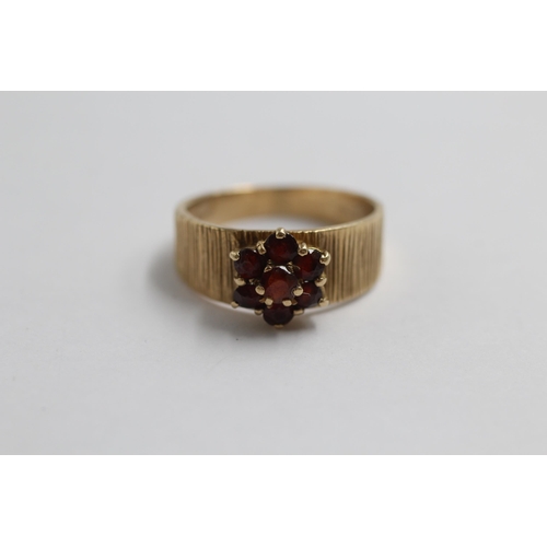 95 - 9ct Gold Garnet Floral Cluster Ring With Textured Shank (3.8g) size P