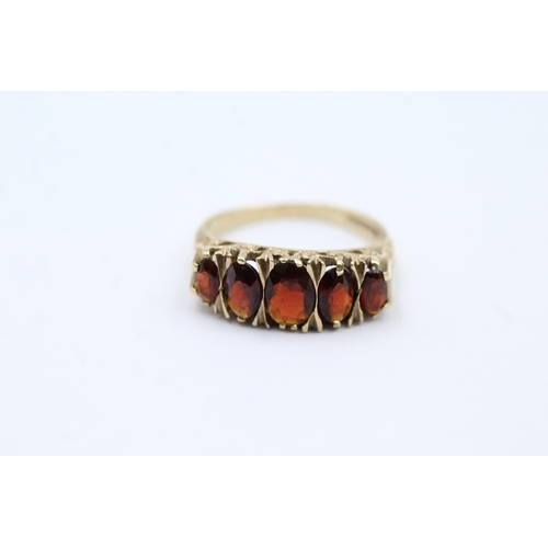 96 - 9ct Gold Garnet Five Stone Ring (3.1g) size P