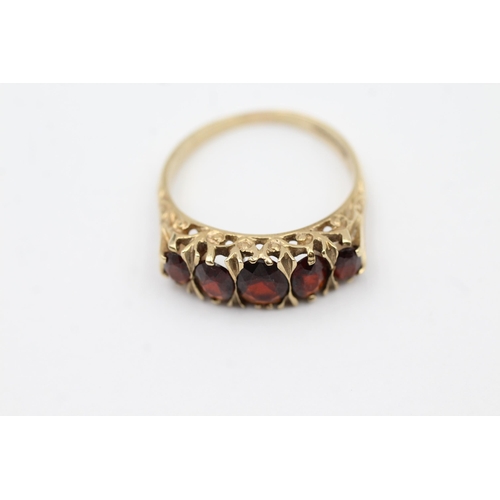 96 - 9ct Gold Garnet Five Stone Ring (3.1g) size P