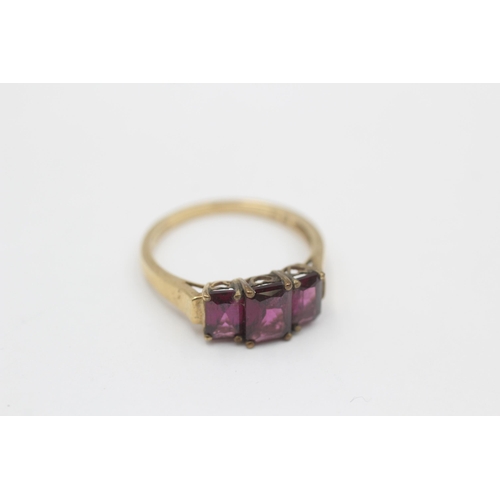 97 - 9ct Gold Garnet Three Stone Ring (2.2g) size O