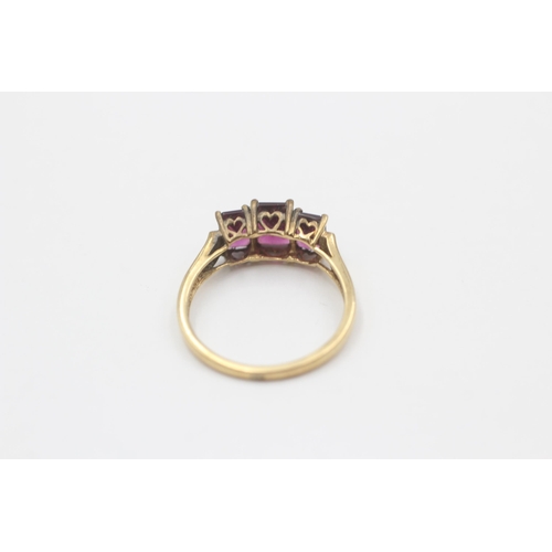 97 - 9ct Gold Garnet Three Stone Ring (2.2g) size O