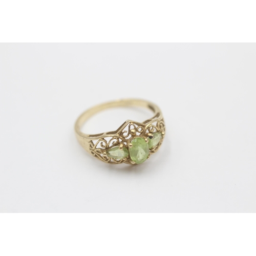 99 - 9ct Gold Peridot Three Stone Ring With Openwork Frame (1.8g) size M