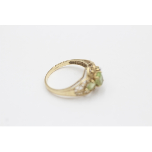 99 - 9ct Gold Peridot Three Stone Ring With Openwork Frame (1.8g) size M