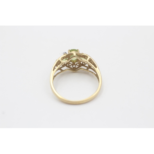 99 - 9ct Gold Peridot Three Stone Ring With Openwork Frame (1.8g) size M