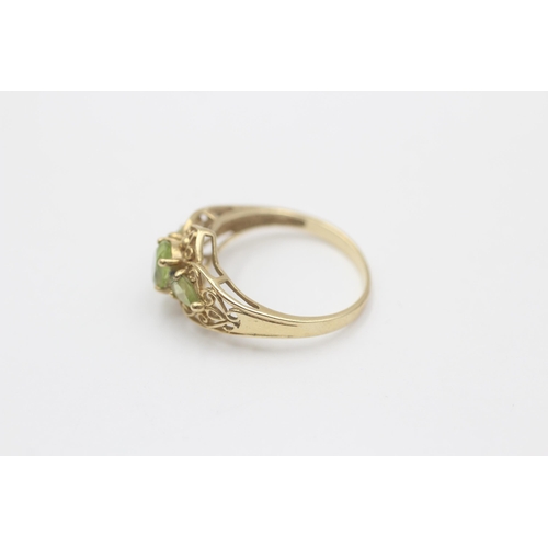 99 - 9ct Gold Peridot Three Stone Ring With Openwork Frame (1.8g) size M