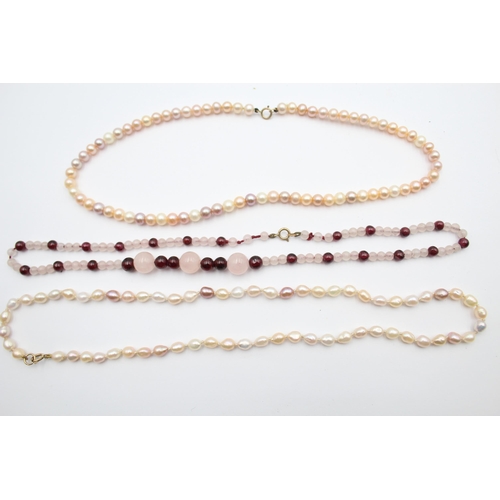 102 - 3 X 9ct Gold Clasped Single Strand Necklaces Inc. Pearl, Rose Quartz & Garnet (51.4g)