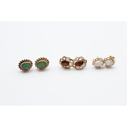 104 - 3 X 9ct Gold Paired Gemstone Stud Earrings Inc. Garnet, Emerald & Opal (3.1g)