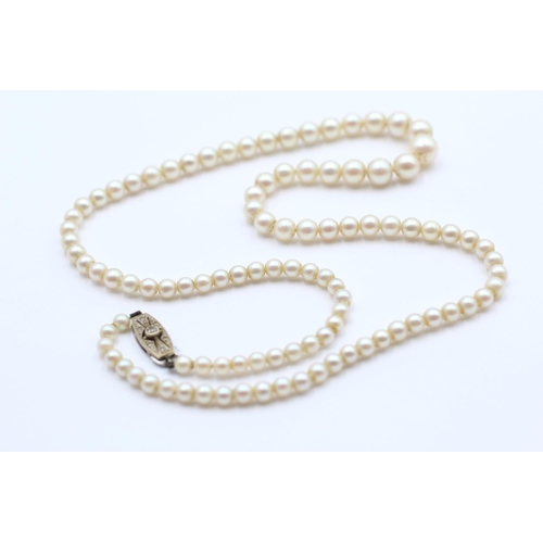 128 - 9ct White Gold Diamond Detail Clasp On Pearl Graduated Beaded Strand Necklace (14.7g)