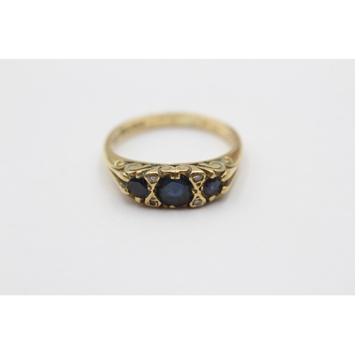 138 - 18ct Gold Diamond And Sapphire Highlighted Trilogy Ornate Ring (3.7g) size M