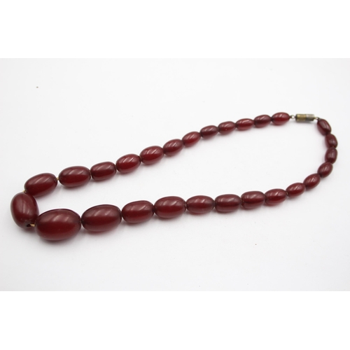 162 - A Single Strand Bakelite Bead Necklace With Internal Streaking (34g)