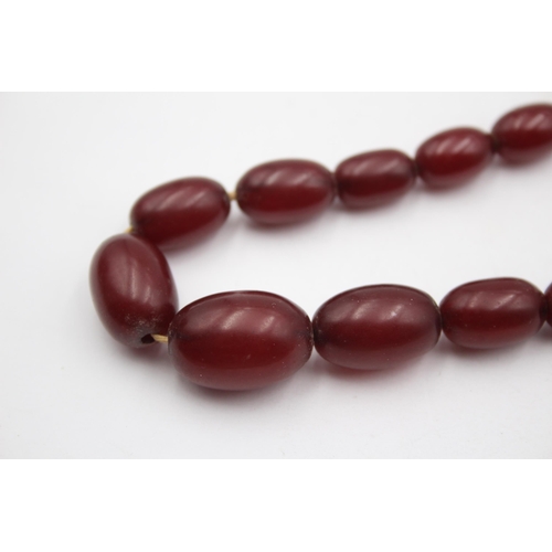 162 - A Single Strand Bakelite Bead Necklace With Internal Streaking (34g)