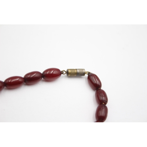 162 - A Single Strand Bakelite Bead Necklace With Internal Streaking (34g)