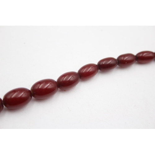 162 - A Single Strand Bakelite Bead Necklace With Internal Streaking (34g)