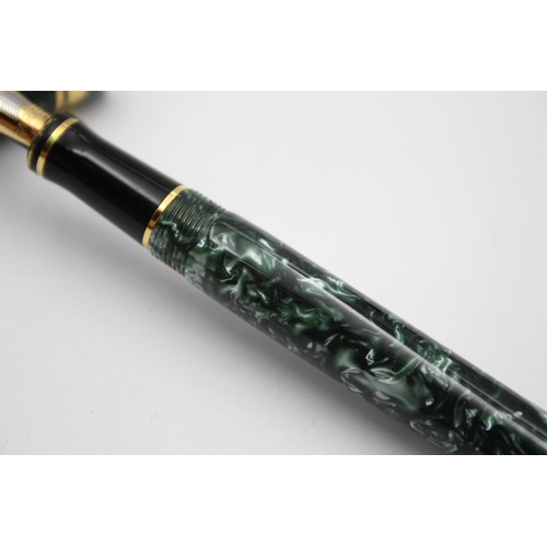 222 - Parker Fountain Pen Green marble effect with 18ct Gold nib