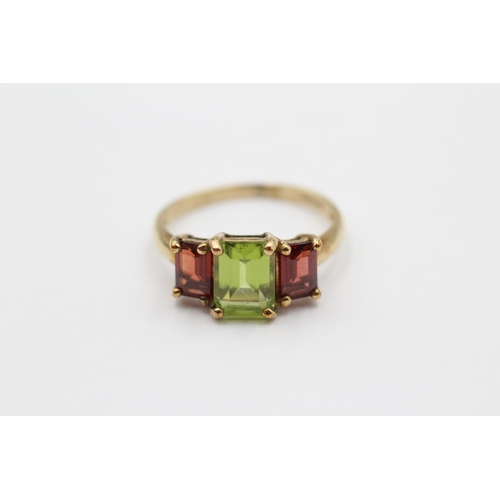 61 - 9ct Gold Peridot & Garnet Trilogy Ring (2.3g) size P