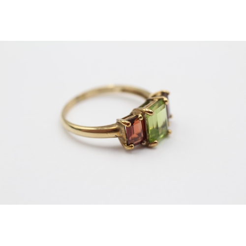 61 - 9ct Gold Peridot & Garnet Trilogy Ring (2.3g) size P