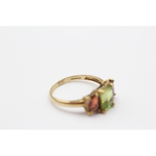 61 - 9ct Gold Peridot & Garnet Trilogy Ring (2.3g) size P