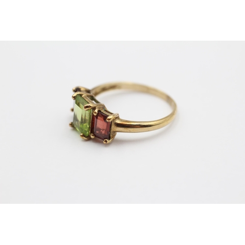 61 - 9ct Gold Peridot & Garnet Trilogy Ring (2.3g) size P