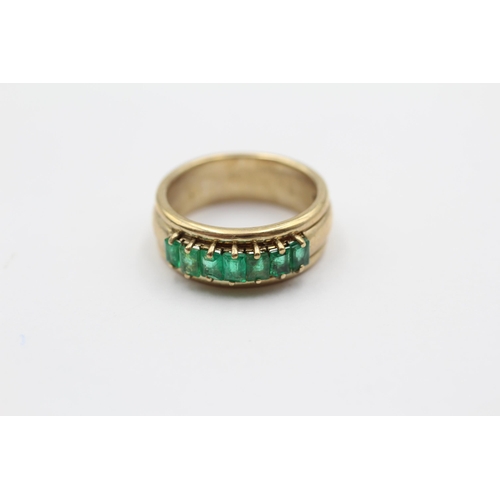 81 - 9ct Gold Emerald Seven Stone Ridged Band Ring (5.4g) size M