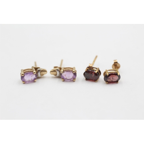 93 - 2 X 9ct Gold Paired Gemstone Stud Earrings Inc. Amethyst & Garnet (1.9g)