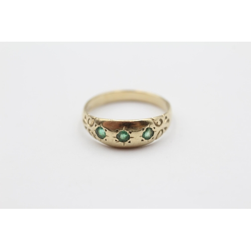 108 - 9ct Gold Emerald Star Grain Set Gypsy Trilogy Ornate Shoulder Detail Ring (2.1g) size N