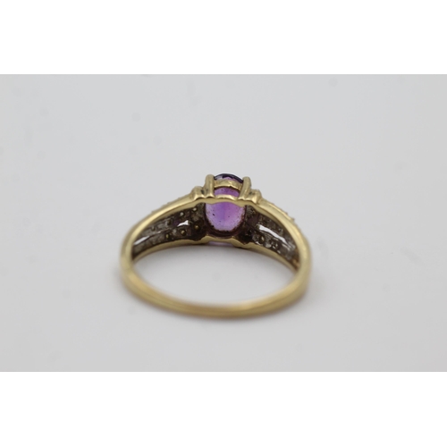 118 - 9ct White And Yellow Gold Diamond And Amethyst Solitaire And Shoulder Multirow Set Dress Ring (2.8g)... 